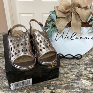 NWT B. Makowsky Pewter Leather Wedge Sandals